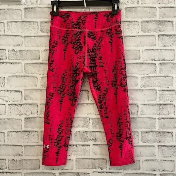 Women’s Under Armour pink & black Capri length leggings Small - Picture 1 of 3